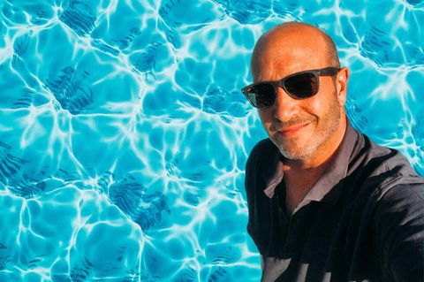 Montage: Der Kläger vor dem Grund eines Pools