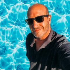 Montage: Der Kläger vor dem Grund eines Pools