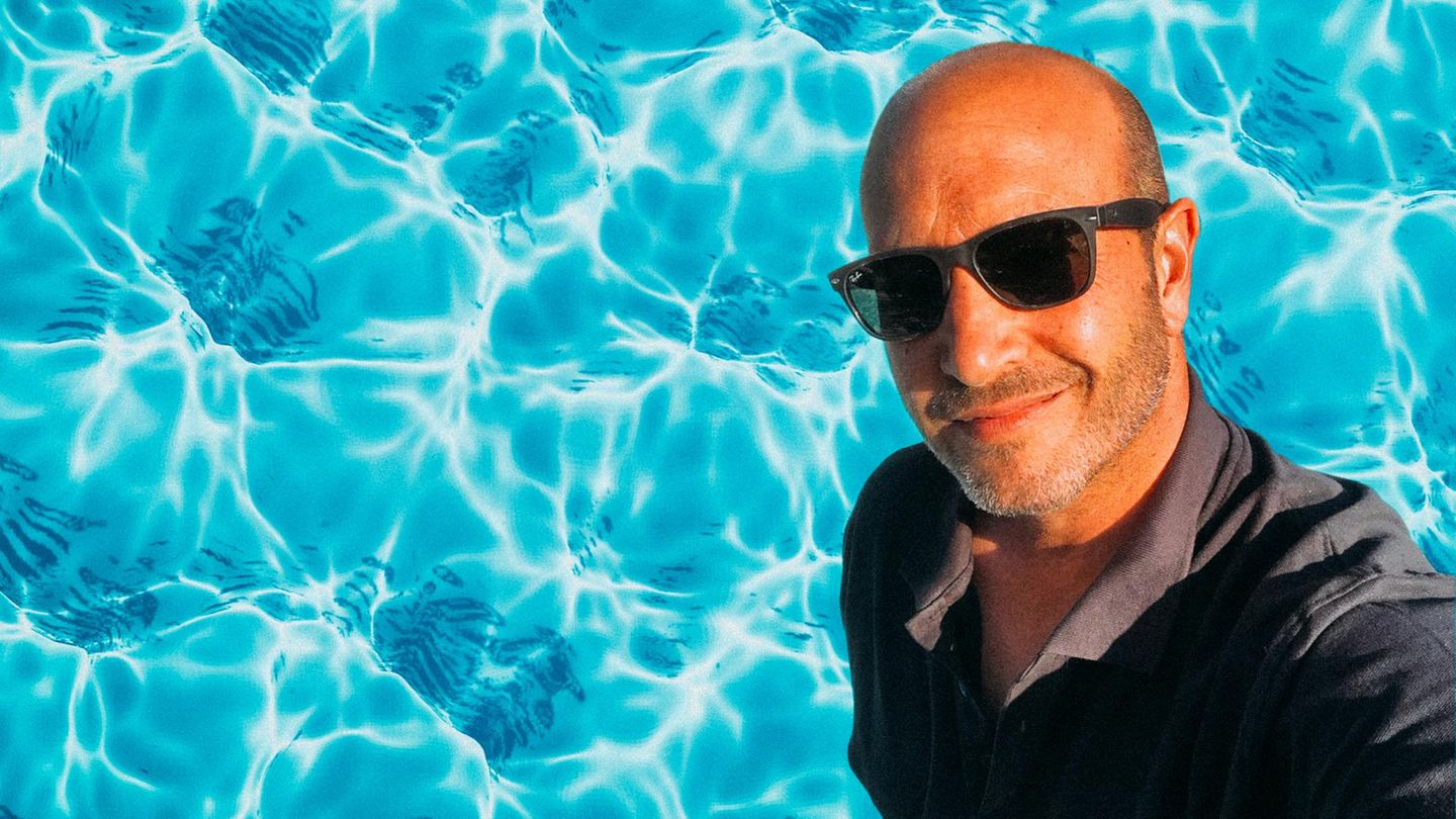 Montage: Der Kläger vor dem Grund eines Pools