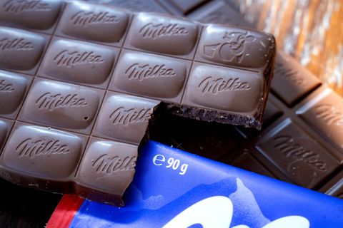 Viele Milka-Tafeln wiegen nur noch 90 statt 100 Gramm. Foto: Sina Schuldt/dpa