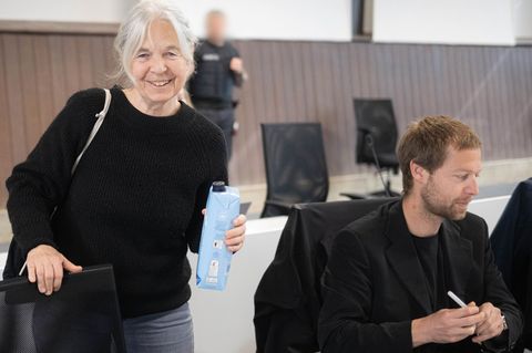 Die Verteidigung bezweifelt die Beweiskraft der DNA-Spuren. Foto: Sina Schuldt/dpa