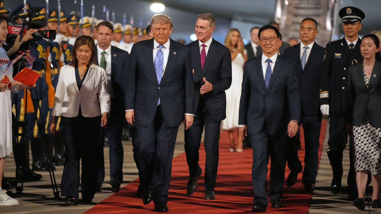Trump will am Donnerstag mit Staatschef Xi Jinping sprechen. Foto: Mark Schiefelbein/AP/dpa