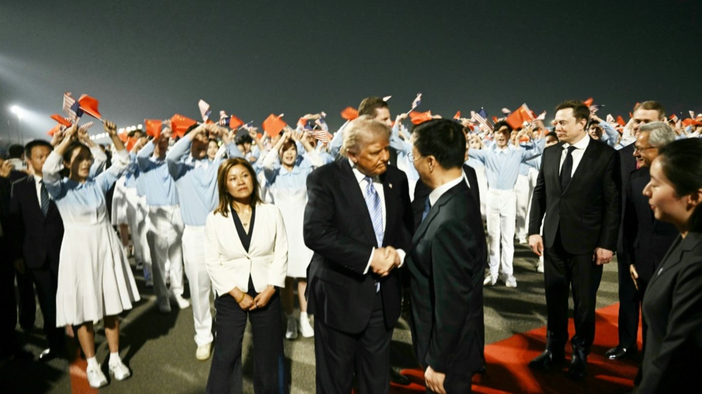 Trump wird von Chinas Vize-Präsident Han Zheng begrüßt