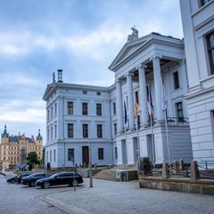 Wer übt künftig die Macht aus im Landtag und in der Staatskanzlei? Am 20. September wird in Mecklenburg-Vorpommern gewählt. (Arc
