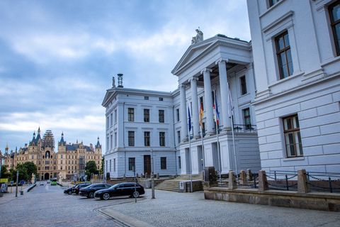 Wer übt künftig die Macht aus im Landtag und in der Staatskanzlei? Am 20. September wird in Mecklenburg-Vorpommern gewählt. (Arc