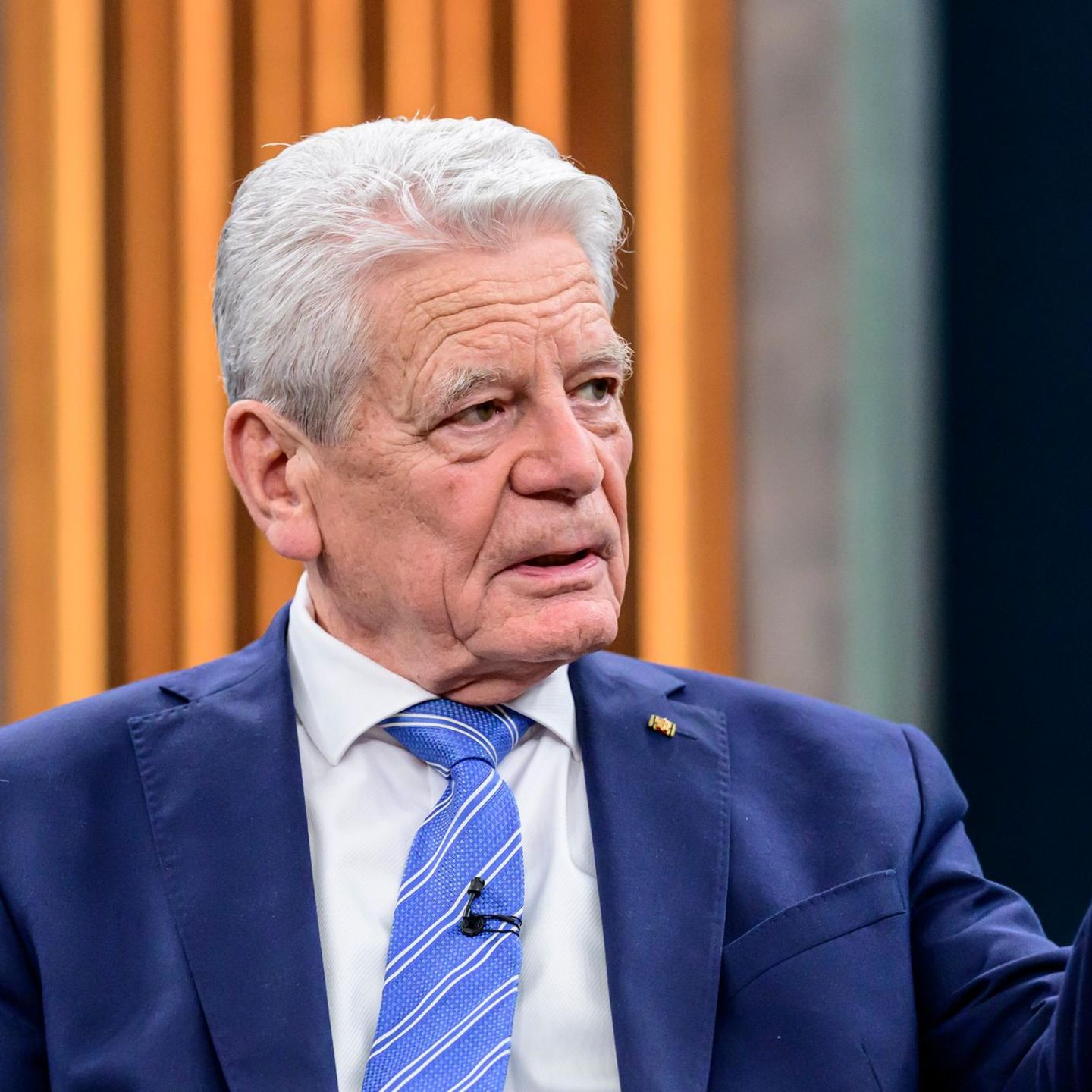 Ex-Bundespräsident Joachim Gauck sitzt im TV-Studio von "Caren Miosga"
