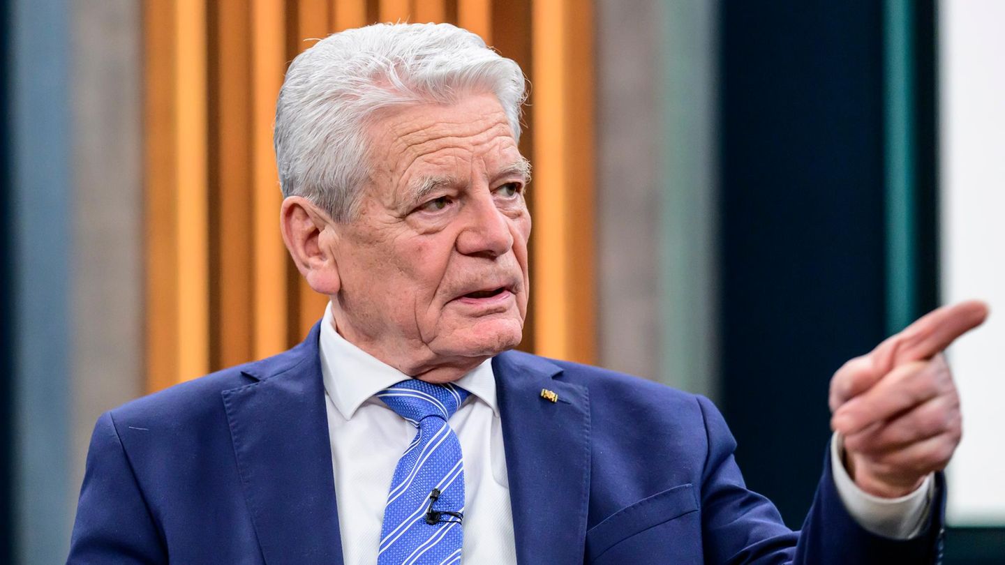 Ex-Bundespräsident Joachim Gauck sitzt im TV-Studio von "Caren Miosga"