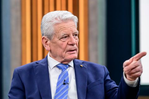 Ex-Bundespräsident Joachim Gauck sitzt im TV-Studio von "Caren Miosga"