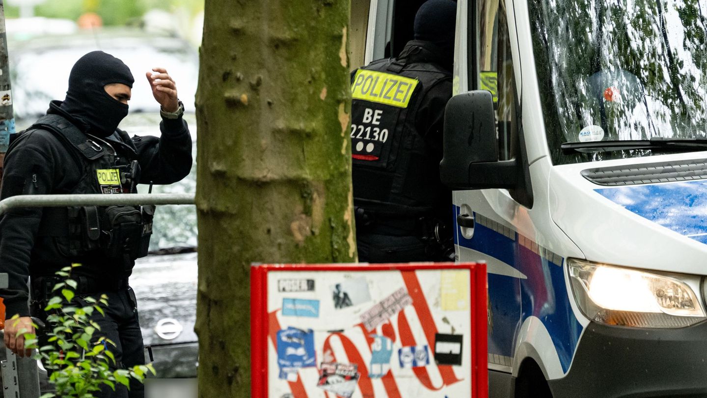 Die Polizei in Berlin geht mit einer Razzia gegen illegalen Waffenbesitz und Bandenkriminalität vor. Foto: Fabian Sommer/dpa