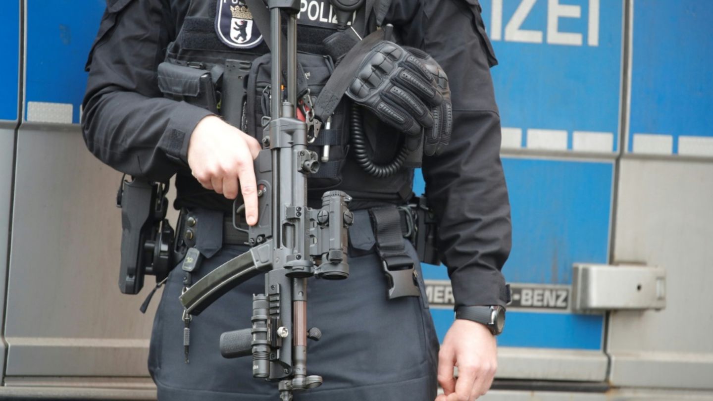 Bewaffneter Polizist