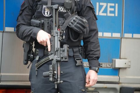 Bewaffneter Polizist