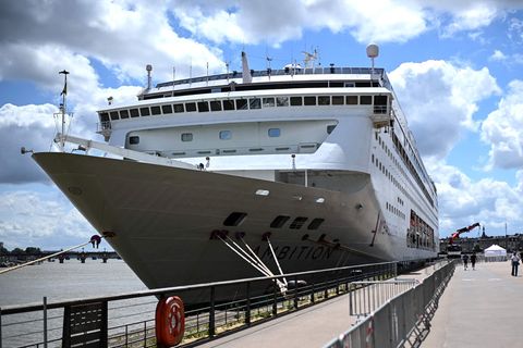 1.700 Passagiere und Crew-Mitglieder sitzen nach einer Welle von Magen-Darm-Erkrankungen auf einem Kreuzfahrtschiff in Bordeaux
