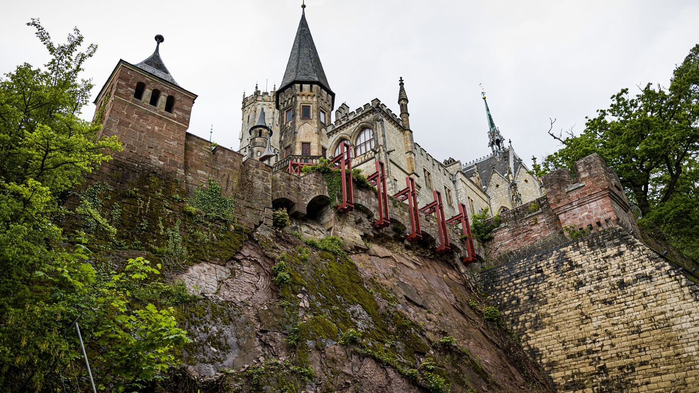 Die Marienburg wird mit einer Stahlkonstruktion gestützt. Foto: Moritz Frankenberg/dpa