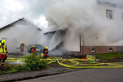 Bei der Leitstelle waren Meldungen über ein in voller Ausdehnung brennendes Wohnhaus eingegangen. Im Garten entdeckten Einsatzkr