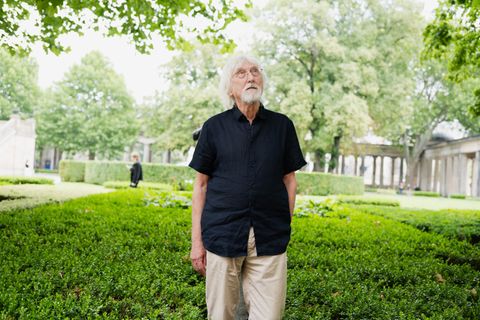 Fritz B. Simon steht in einem Park – Forscher zum Thema Reichtum