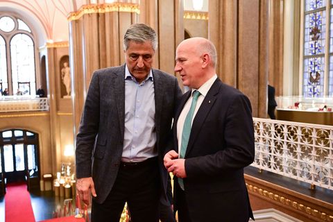 Berlins Regierender Bürgermeister Kai Wegner (r) sieht Berlin bei der Olympia-Bewerbung in den Playoffs. (Archivbild) Foto: Seba