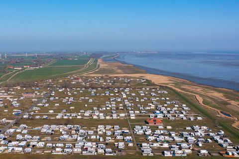 Der Campingplatz Hooksiel liegt direkt an der Nordsee. (Archivbild) Foto: Mohssen Assanimoghaddam/dpa