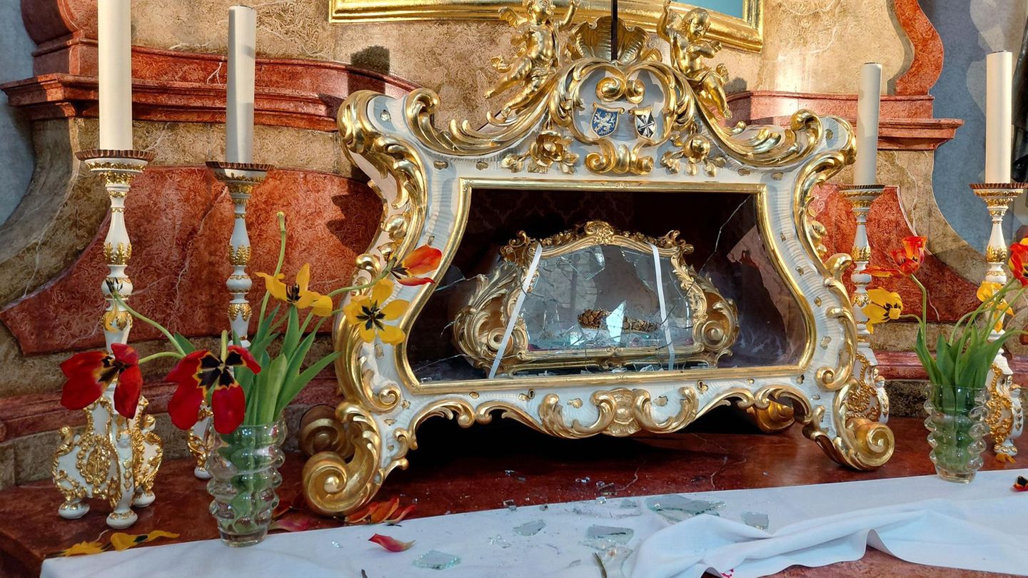 Blick auf den Seitenaltar, von dem der Schädel der Heiligen Zdislava in der Laurentiuskirche von Jablonne v Podjestedi entwendet wurde. Ihr historischer Wert sei unschätzbar, teilte die Polizei mit