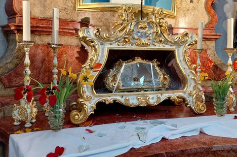 Blick auf den Seitenaltar, von dem der Schädel der Heiligen Zdislava in der Laurentiuskirche von Jablonne v Podjestedi entwendet wurde. Ihr historischer Wert sei unschätzbar, teilte die Polizei mit