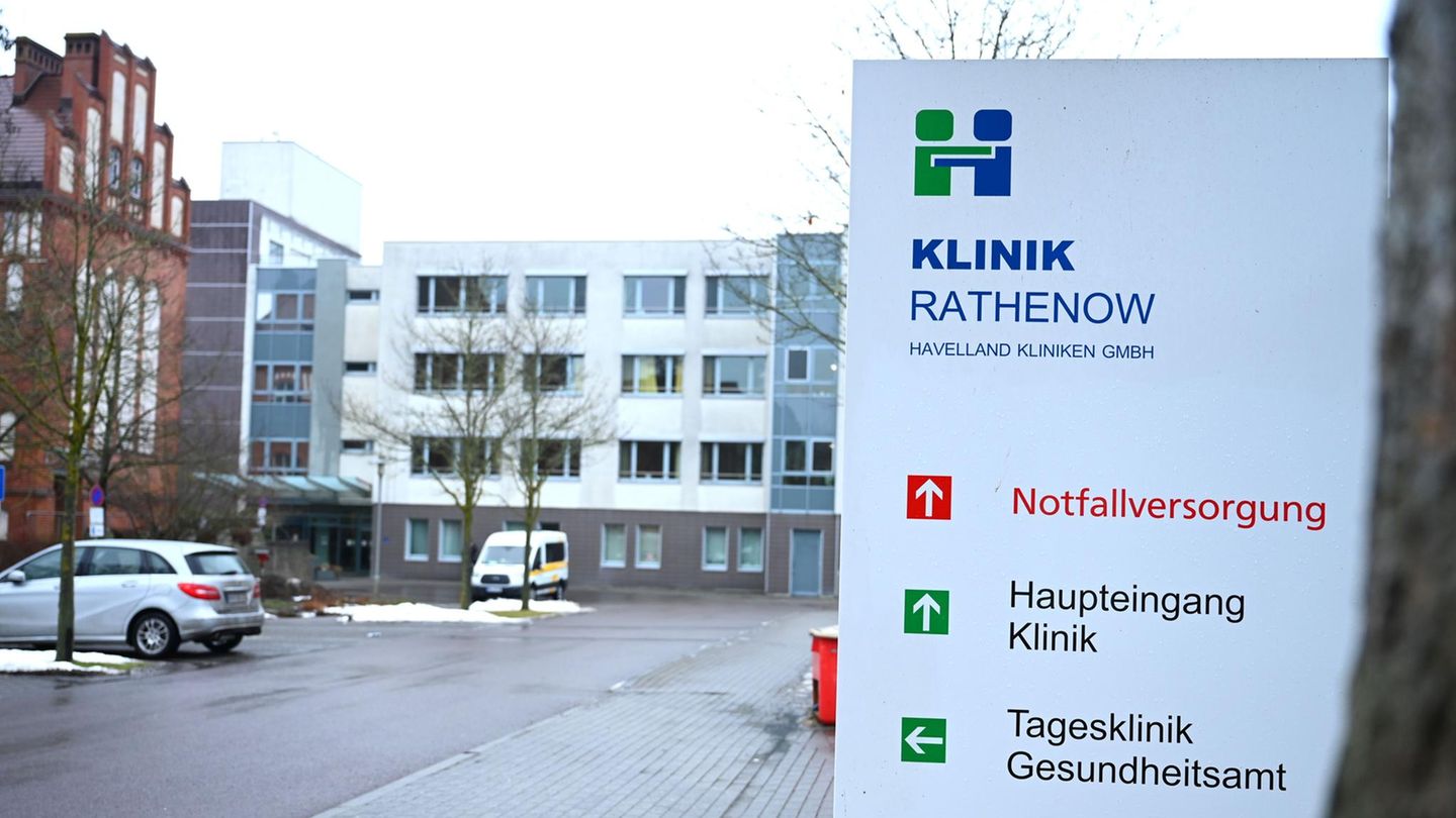 Ein Schild weist auf die Klinik der Havelland-Klinikgruppe in Rathenow hin