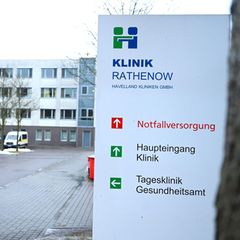 Ein Schild weist auf die Klinik der Havelland-Klinikgruppe in Rathenow hin