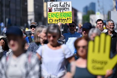 Bereits seit längerem macht die Klimabewegung gegen den geplanten Neubau von Gaskraftwerken mobil - wie bei einer Demo von Frida