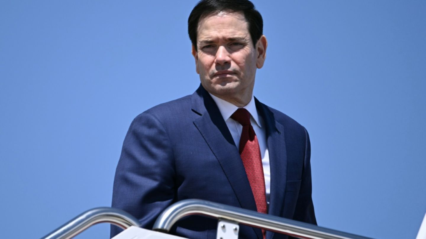 Beim Abflug nach Peking noch im Anzug: Marco Rubio
