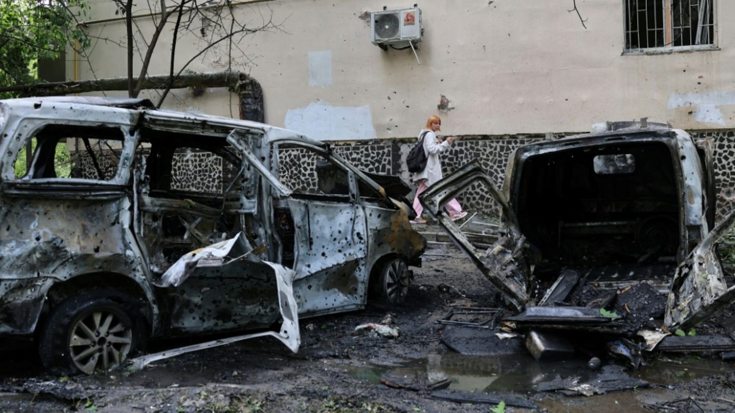 Bei Luftangriff auf Odessa zerstörte Autos