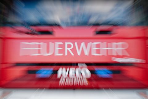 Die Feuerwehr ist im Einsatz, um die Lagerhalle zu löschen. (Symbolbild) Foto: Uwe Anspach/dpa
