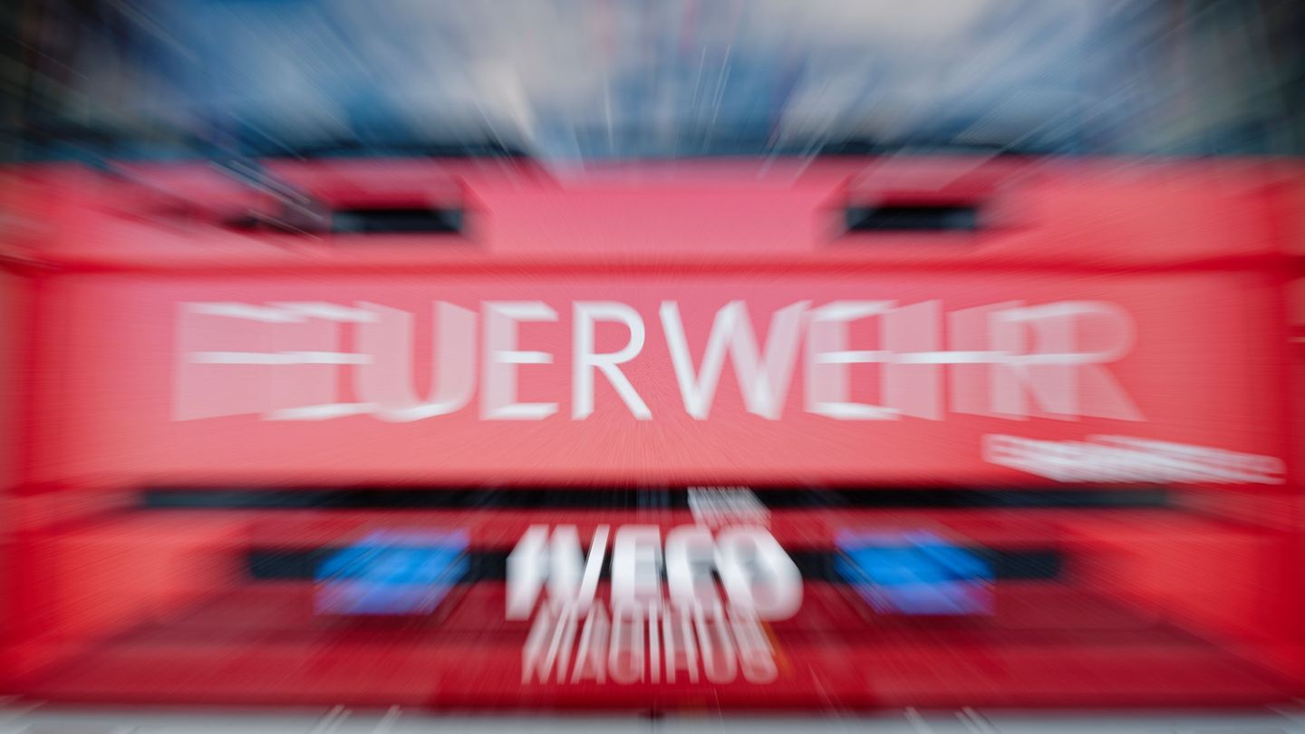 Die Feuerwehr ist im Einsatz, um die Lagerhalle zu löschen. (Symbolbild) Foto: Uwe Anspach/dpa