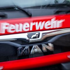 Ein Brand hat ein Einfamilienhaus im Landkreis Rostock beschädigt. (Illustration.) Foto: Jens Büttner/dpa