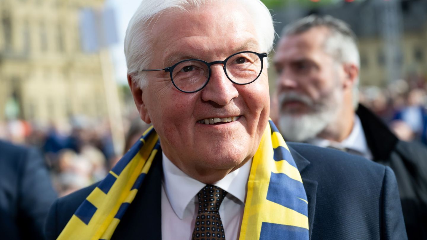 Bundespräsident Steinmeier trägt den offiziellen Katholikentags-Schal. Foto: Sven Hoppe/dpa