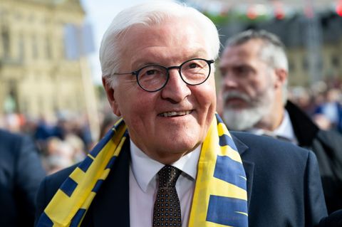 Bundespräsident Steinmeier trägt den offiziellen Katholikentags-Schal. Foto: Sven Hoppe/dpa