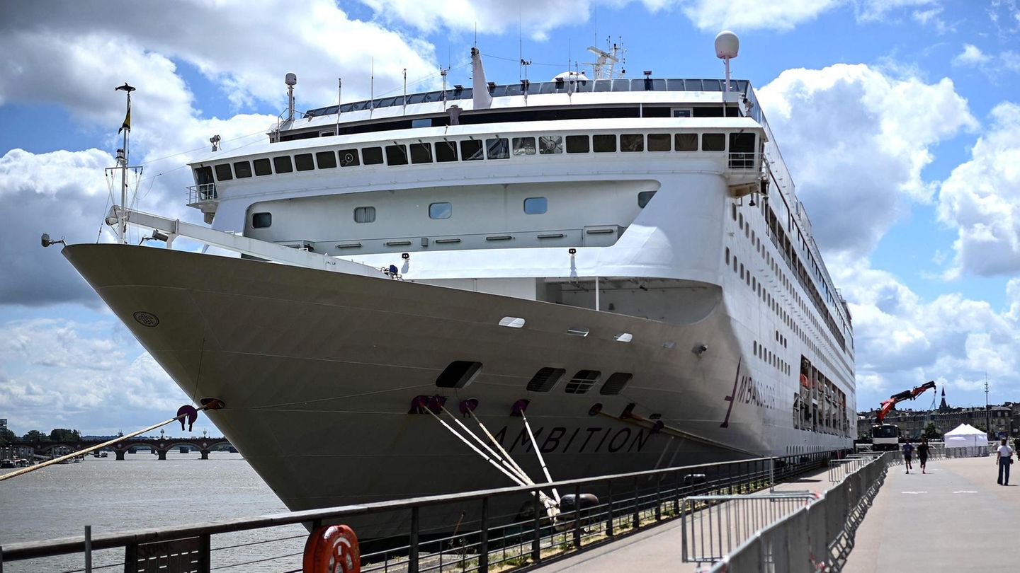 Das Kreuzfahrtschiff „Ambition“ in Bordeaux