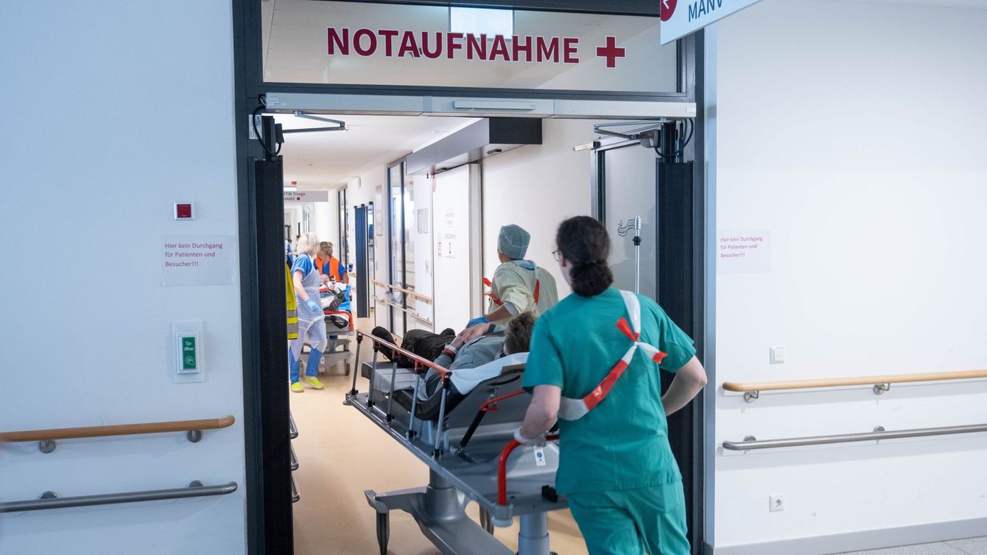 Der junge Mann erlitt lebensgefährliche Verletzungen. (Symbolbild) Foto: Stefan Sauer/dpa