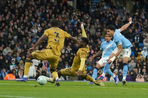 Omar Marmoush (r) von Manchester City erzielt das 2:0. Foto: Ian Hodgson/AP/dpa
