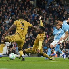 Omar Marmoush (r) von Manchester City erzielt das 2:0. Foto: Ian Hodgson/AP/dpa