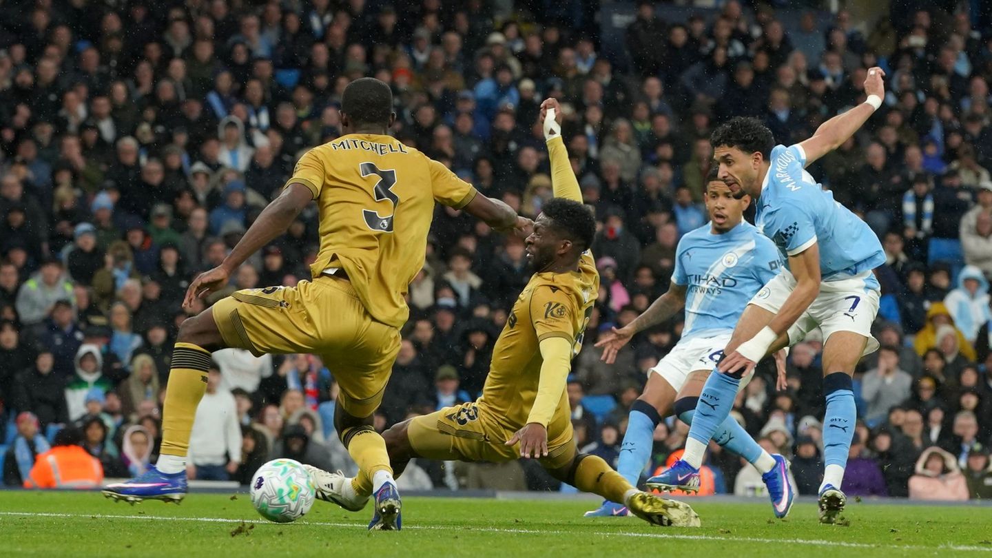 Omar Marmoush (r) von Manchester City erzielt das 2:0. Foto: Ian Hodgson/AP/dpa