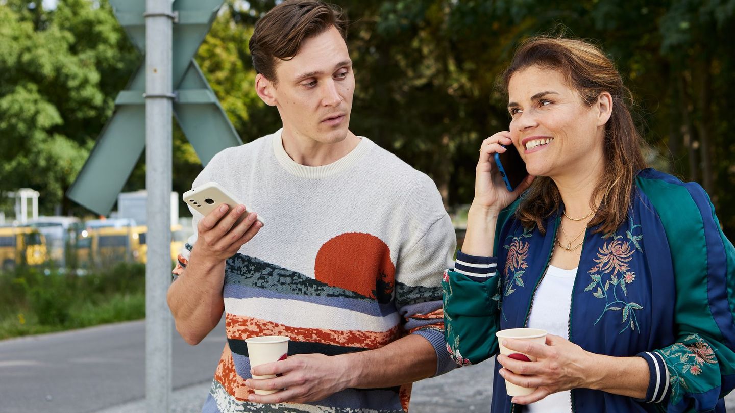 Als ihr verspäteter Zug endlich zu Hause ankommt, beschließen Otis (Rick Okon) und Sandra (Katharina Wackernagel), sich in Zukunft regelmäßig zu treffen und einander Beziehungsratschläge zu geben.