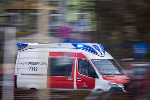 Der Mann wurde mit dem Krankenwagen in eine Klinik gebracht. (Symbolbild) Foto: Jens Büttner/dpa