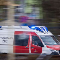 Der Mann wurde mit dem Krankenwagen in eine Klinik gebracht. (Symbolbild) Foto: Jens Büttner/dpa