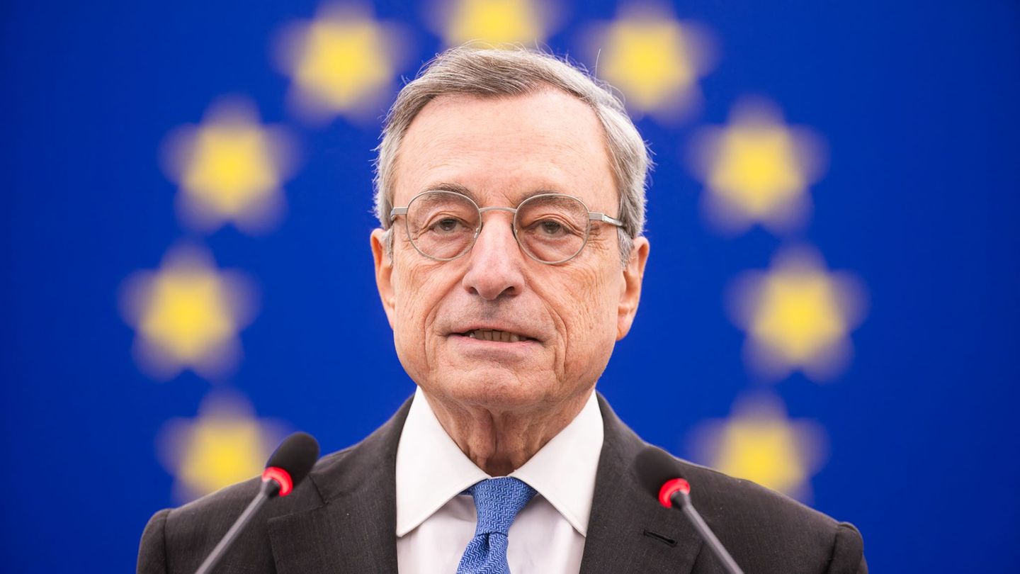 Der frühere Präsident der Europäischen Zentralbank (EZB) und italienische Ministerpräsident Mario Draghi wird mit dem Karlspreis