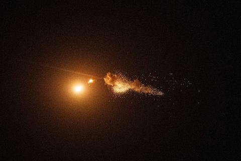 Die ukrainische Luftabwehr war in der Nacht einmal mehr im Dauereinsatz. (Archivbild) Foto: Evgeniy Maloletka/AP/dpa