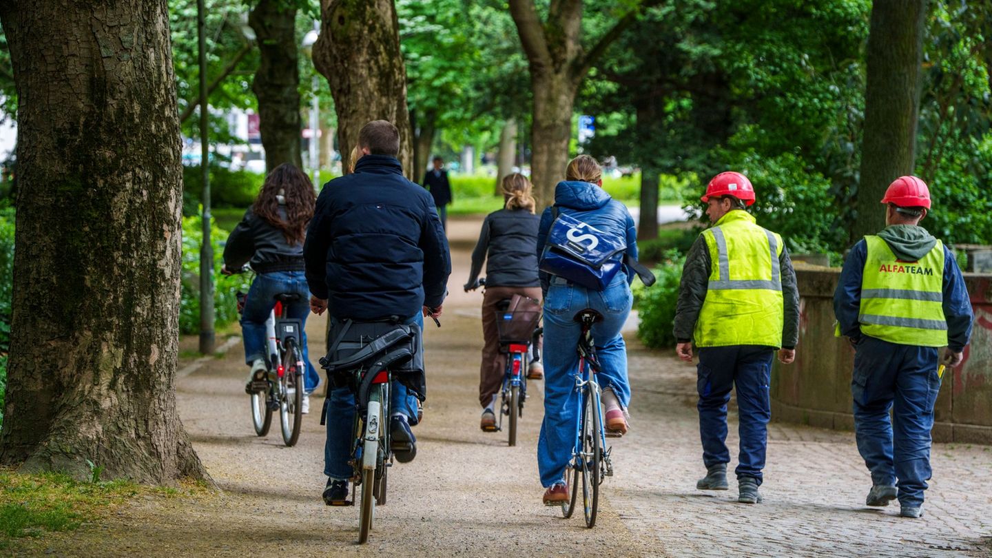 Zu Fuß sind die Menschen in Frankfurt besonders häufig unterwegs. (Symbolbild) Foto: Andreas Arnold/dpa