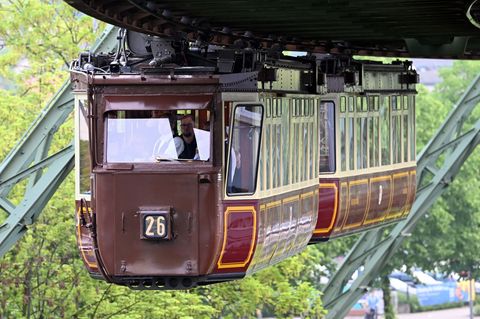 Der sogenannte Kaiserwagen der Wuppertaler Schwebebahn fährt in den Bahnhof Werther Brücke. Foto: Federico Gambarini/dpa