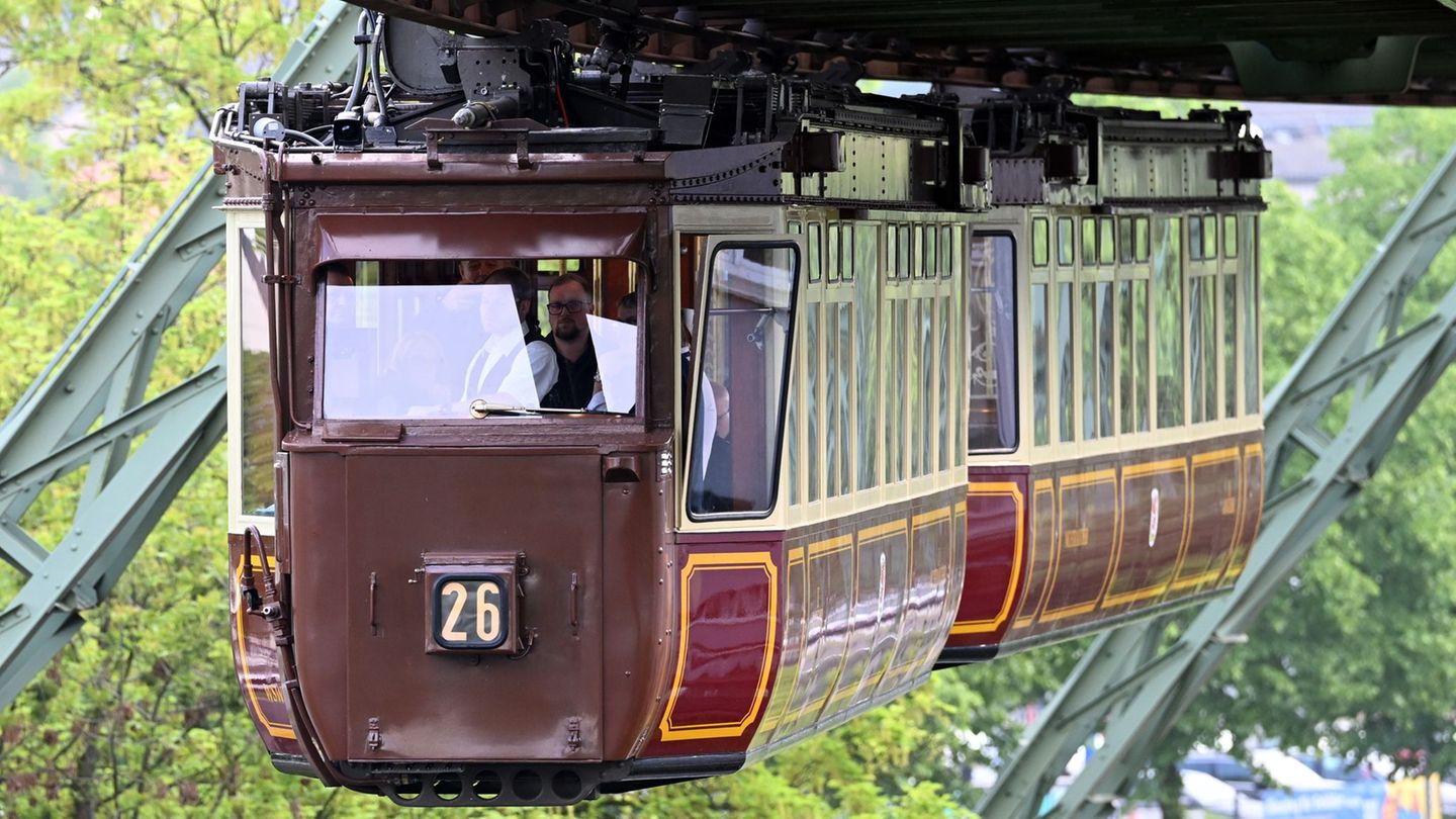Der sogenannte Kaiserwagen der Wuppertaler Schwebebahn fährt in den Bahnhof Werther Brücke. Foto: Federico Gambarini/dpa