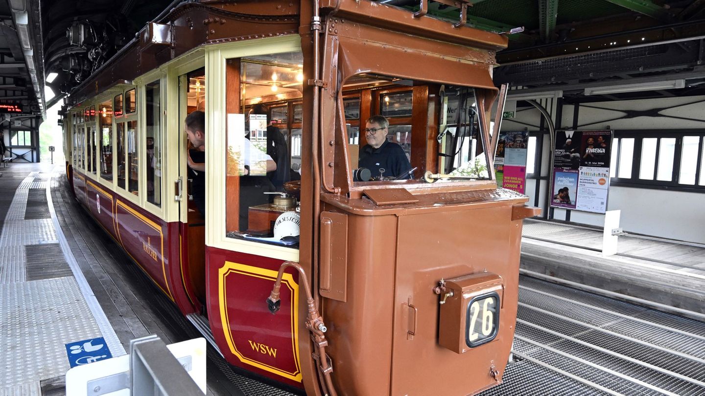 Nach sieben Jahren Stillstand ist der sogenannte Kaiserwagen zurück im Wuppertaler Stadtbild. Foto: Federico Gambarini/dpa