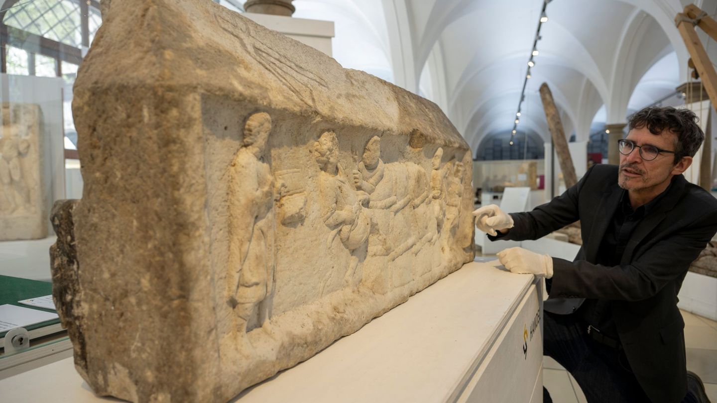 Augsburgs Stadtarchäologe Sebastian Gairhos zeigt ein römisches Grabrelief, das Ende des Jahres bei einer großen Ausstellung in