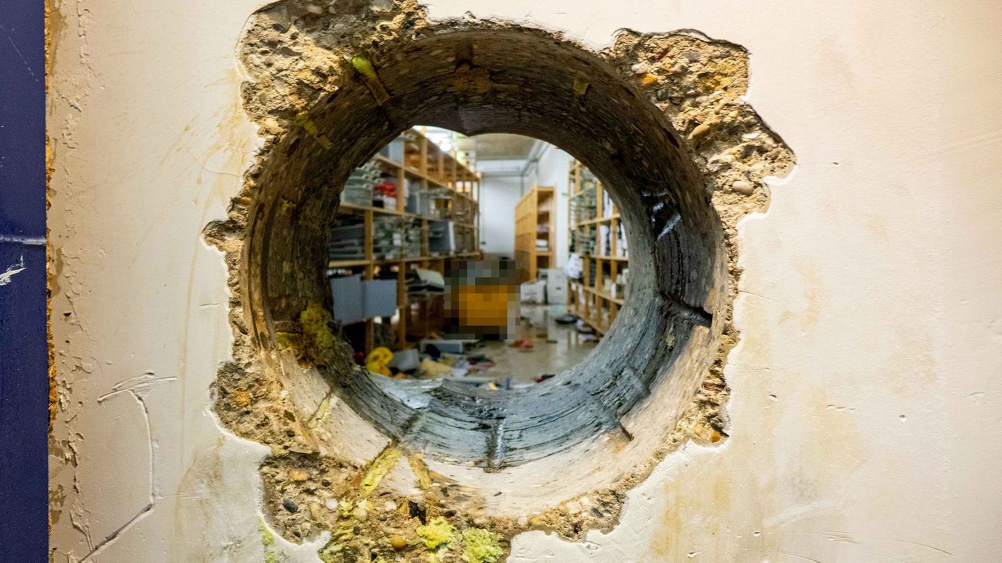 Blick durch das gebohrte Loch in den Archivraum der Sparkasse. (Archivbild) Foto: Polizei Gelsenkirchen/dpa
