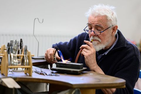 Goldschmied Peter Reddersen arbeitet seit mehr als 40 Jahren in seiner Werkstatt auf dem Werkhof Kukate. Foto: Philipp Schulze/d